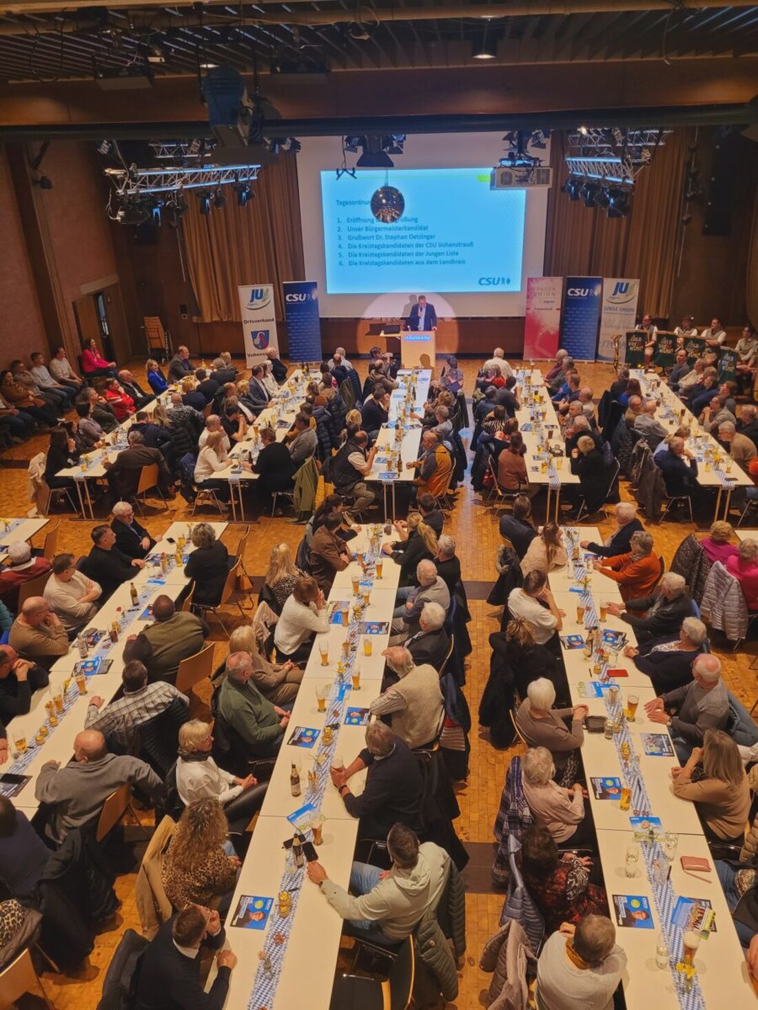 Vohenstrauß. In der Stadthalle beschloss die CSU am 1. März 2026 ihren Wahlkampf mit Musik der Goldbachmuse, Brotzeit und Gesprächen. Im Mittelpunkt stand die Rede von Uli Münchmeier; Grußworte sprach Dr. Stephan Oetzinger.