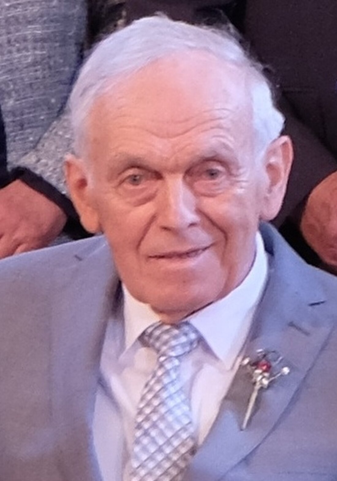 Floß. Ernst Münchmeier aus Hardt, anerkannte Persönlichkeit im Flosser Amt und engagierter Austragsbauer, feierte seinen 90. Geburtstag. Viele Gratulanten, darunter Pfarrer und Bürgermeister, ehrten ihn im Seniorenheim „Am Reiserwinkel“.