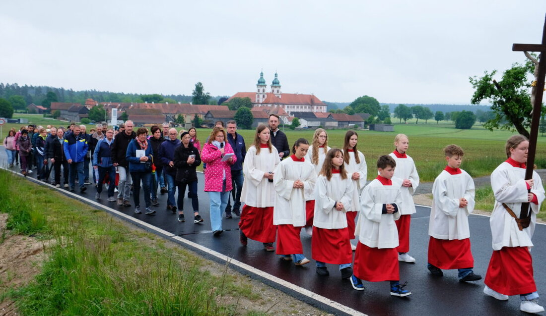 Münchsreuth feierte das 50-jährige Weihejubiläum der Marienkapelle mit einem großen Festakt, musikalisch umrahmt von den Speinsharter Klosterbläsern. Hoffnung und Gemeinschaft standen im Mittelpunkt, auch der Festprediger und Bürgermeister betonten den Idealismus und die Unterstützung der Dorfgemeinschaft.