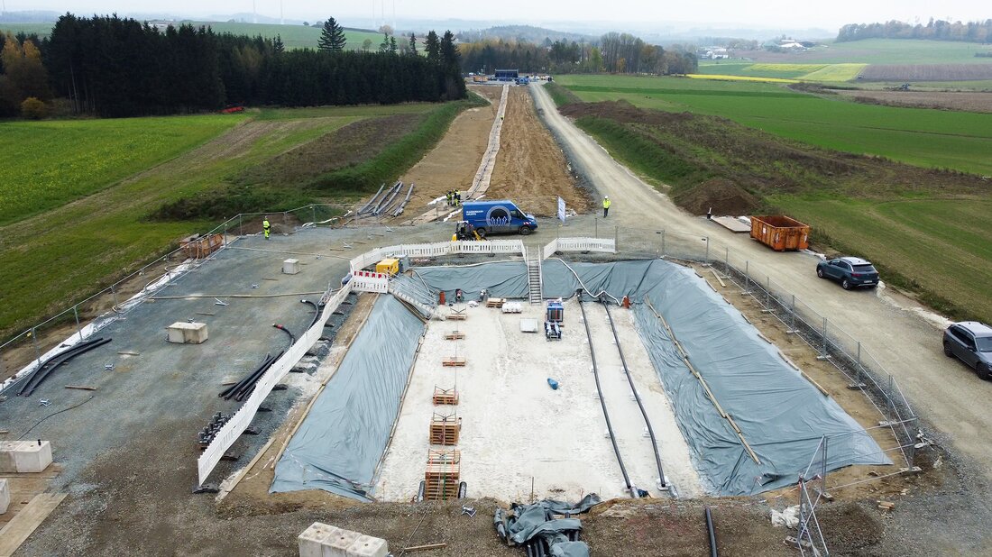 Pfreimd und Nittenau. Bundesnetzagentur genehmigt letzten Abschnitt des SuedOstLink, Bauarbeiten für die 540 Kilometer lange Gleichstrom-Verbindung starten 2024. Ab 2027 trägt SuedOstLink wesentlich zur Übertragung von Windstrom bei.