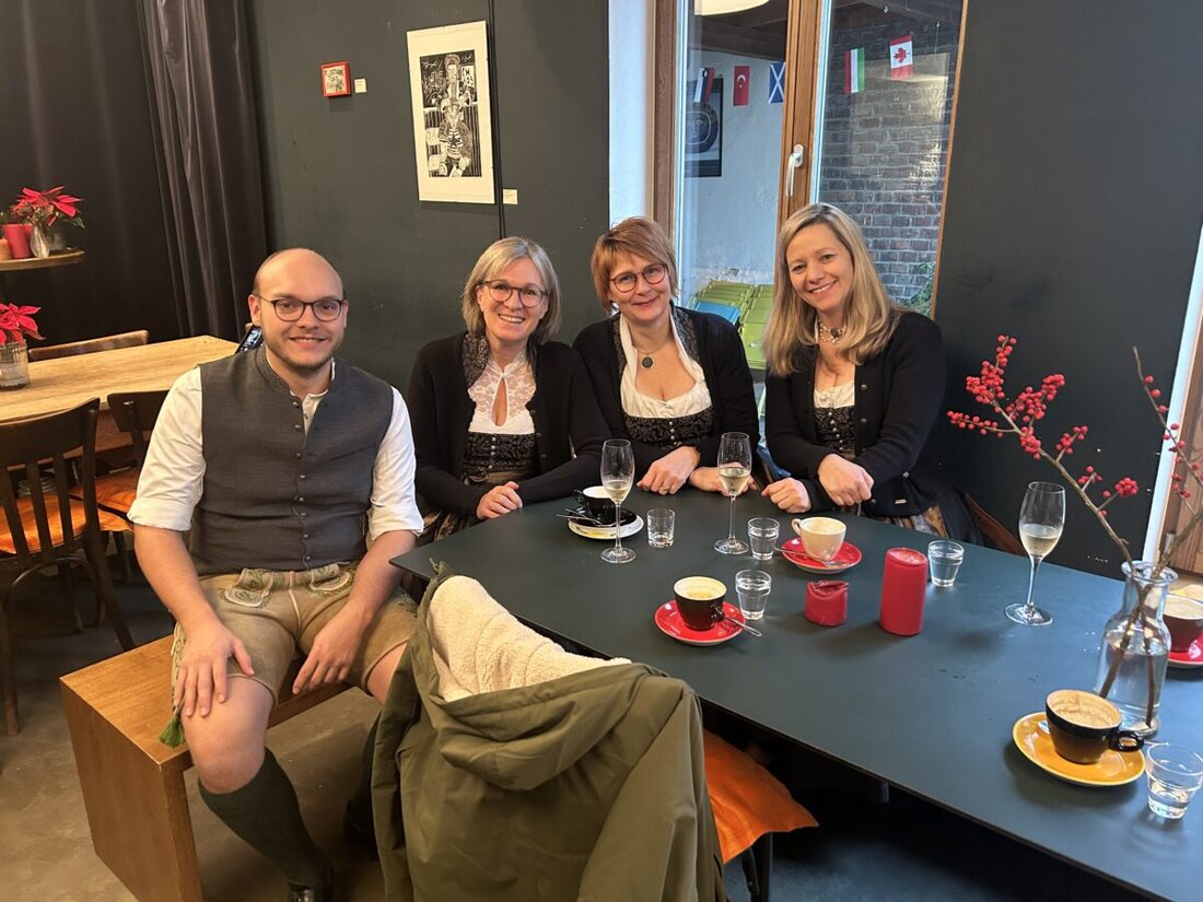 Lennesrieth. Am Samstag, 13. Dezember 2025, lädt die Filialkirche um 16 Uhr zur 'Niederbayerische Weihnacht auf Oberpfälzisch'. Bertram Erhardt aus Neustadt/WN, TriAngel und Bocklblech gestalten das Programm.