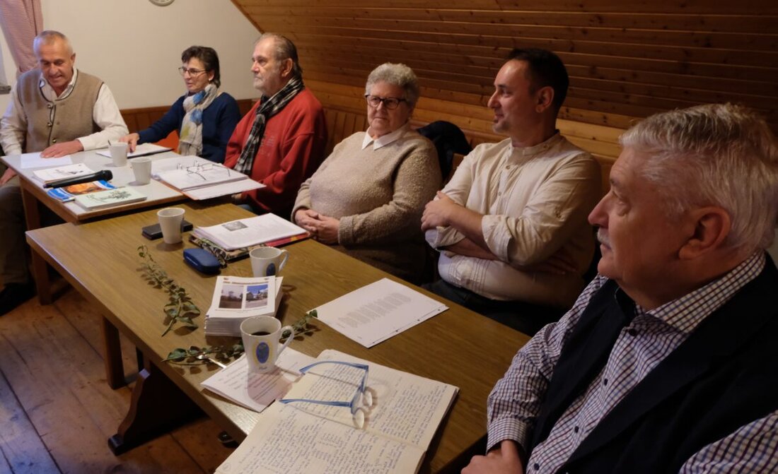 Floß. Ein kulturell hochstehender Oberpfälzer Nachmittag beim OWV-Floß bot musikalische Begleitung, Gedichte und Geschichten in Mundart. Mitglieder des Arbeitskreises Mundart aus Weiden und ein Zitherspieler sorgten für unterhaltsame Stunden.