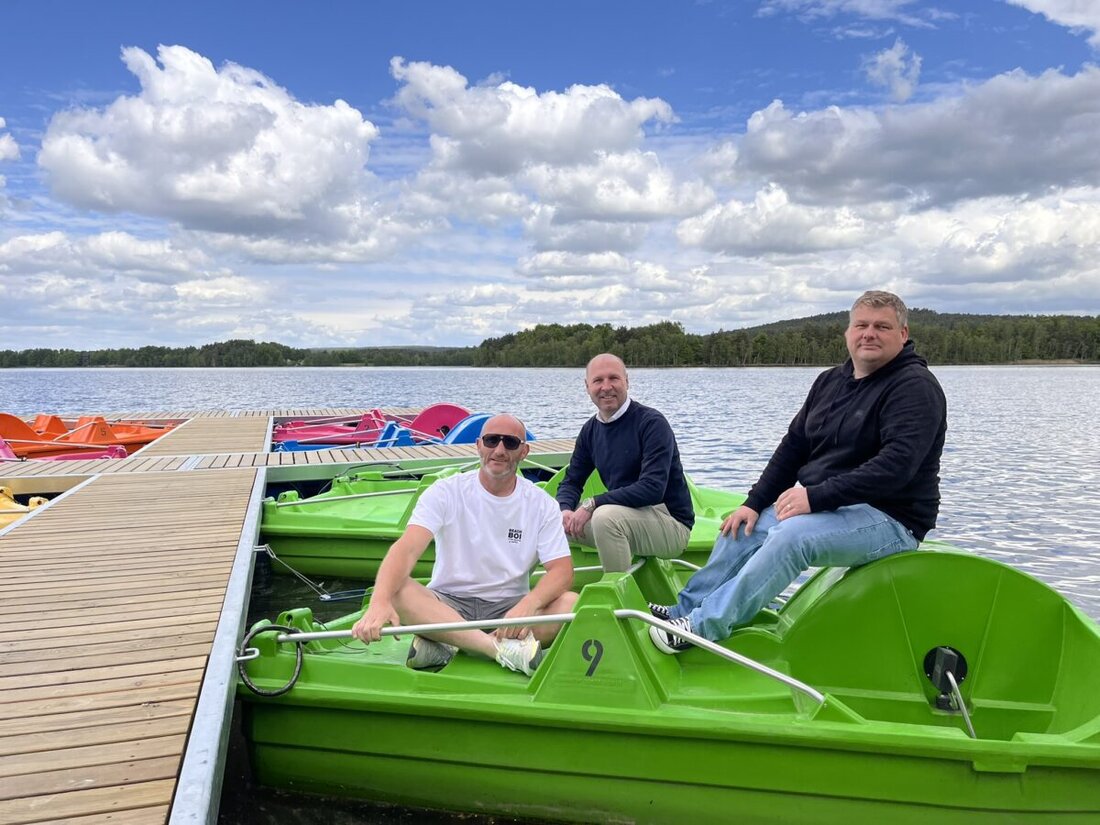 Murner See/Wackersdorf. Der Murano Boats Club, ein moderner Bootsverleih, wurde am Murner See eröffnet und bietet Tretboote und SUPs für Erlebnisse auf dem Wasser.