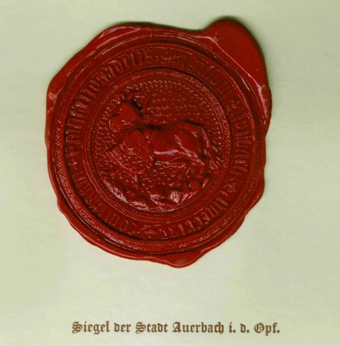 Auerbach. Das museum34 zeigt das älteste Stadtsiegel als Nachprägung und erzählt die Wappengeschichte vom Ur bis heute. Tafeln von Alfred Graf begleiten die Schau; die Sonderausstellung läuft bis Ende Februar 2026, Eintritt frei.