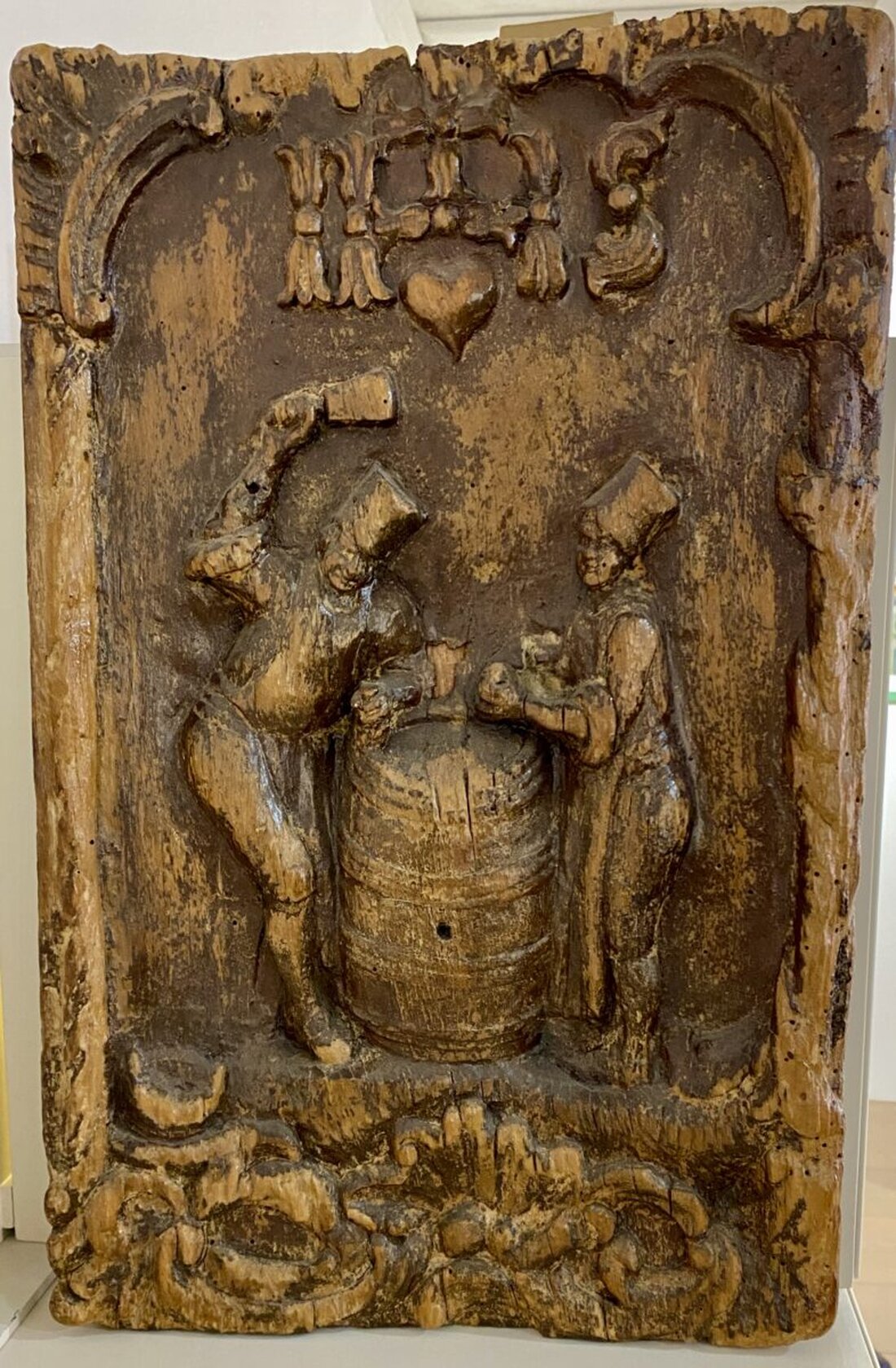 Auerbach. Das museum34 stellt ab 1. September eine kunstvolle Schnitzerei aus dem 18. Jahrhundert aus, die das Büttnerhandwerk zeigt. Es gibt auch eine Sonderausstellung „Auerbacher Schulgeschichten“.