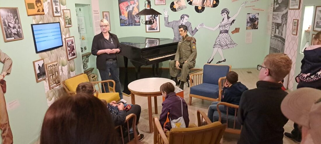 Grafenwöhr. Zum Internationalen Museumstag am 18. Mai 2025 lud das Kultur- und Militärmuseum zu einer Kinderführung ein, die Geschichte und Exponate spielerisch näherbrachte. Die Veranstaltung endete mit Geschichten über Elvis Presley und gemeinsamem Kaffeetrinken.