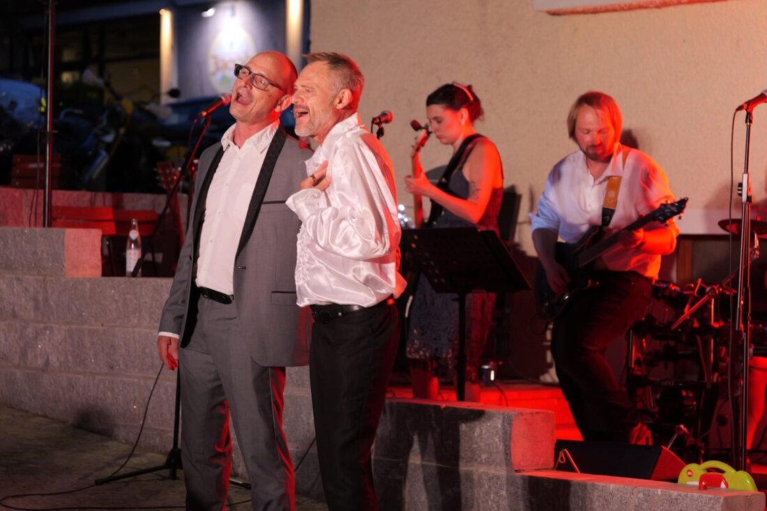 Sulzbach-Rosenberg. Das OVIGO Theater serviert am Freitag, 20. März 2026, im Gasthaus Zum Wulfen sein neues „Dinner mit Singer“: der „Crashkurs für Liebeslieder“ mit Live-Band und einem Drei-Gänge-Menü ab 19 Uhr.