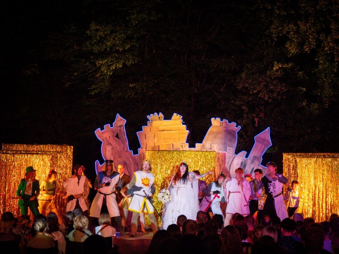 Grafenwöhr. Das OVIGO Theater führt das Open-Air-Musical "Spamalot" an den Terminen 18., 19. und 20. Juli auf der Naturbühne Schönberg auf, basierend auf dem Film "Die Ritter der Kokosnuss". Mit bereits 5.500 Zuschauern ist "Spamalot" das erfolgreichste Bühnenstück des Theaters, das auf Monty Pythons Komödien baut.