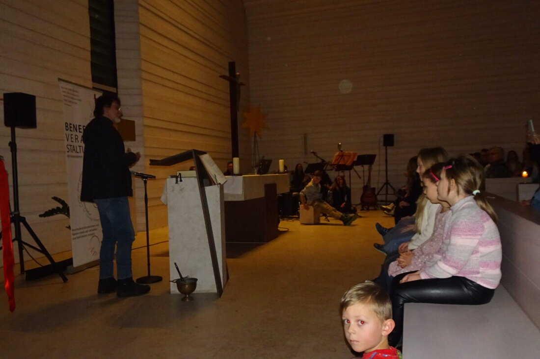 Windischeschenbach. Bei einer Benefizveranstaltung wurden Spenden für die Tafel Nabburg gesammelt, wobei Musik und Texte die Besucher in vorweihnachtliche Stimmung versetzten.