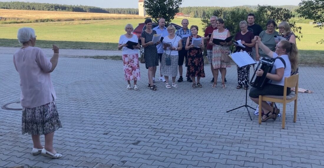 Thansüß. Sigrid Seidl hat ihren 85. Geburtstag im Feuerwehrhaus gefeiert – umringt von Familie und Chorfreunden. Die Thansüßerin prägte das Ortsleben mit über 40 Jahren Chorleitung und singt nach Krankheitspause wieder Sopran.