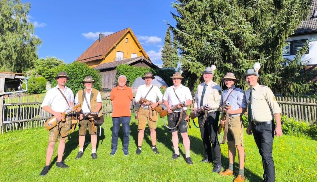 Eslarn. Böllerschützen und Schlossbergkapelle gratulierten Max Karl mit donnerndem Salut und Musik zu seinem 80. Geburtstag. Der als „Kuch-Max“ bekannte Metzgermeister und Wirt prägte das Vereinsleben, viele gratulierten.