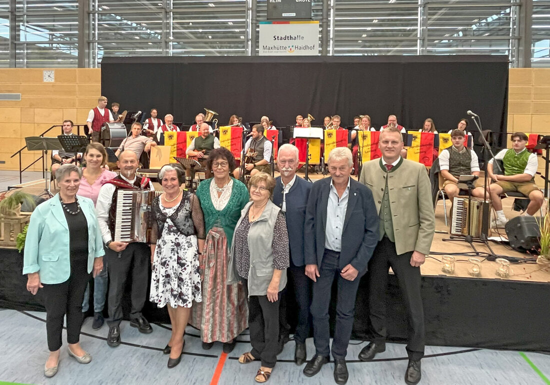 Maxhütte-Haidhof. 300 Seniorinnen und Senioren genossen am Tag der Deutschen Einheit einen musikalisch unterhaltsamen Nachmittag in der Stadthalle, organisiert vom Seniorenbeirat.