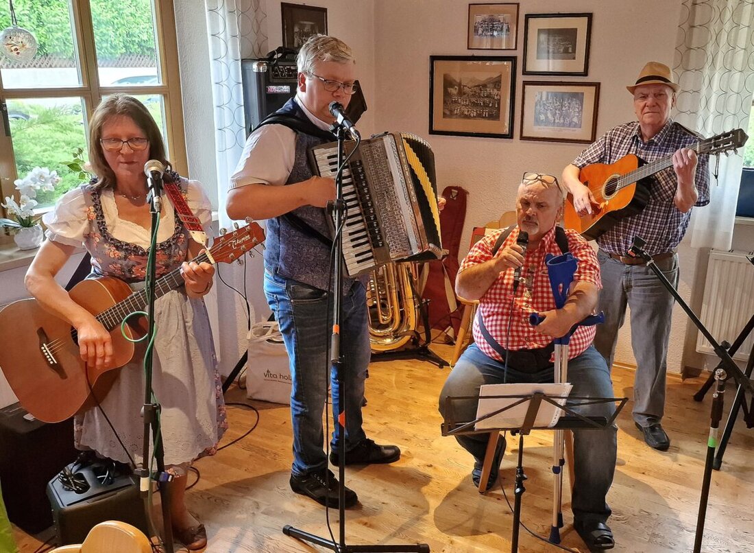 Weiden. Ein geselliges Pfingsttreffen mit Volksmusik fand in der Almhüttn statt, wo Musiker und Gäste mit Liedern und einem Kuchenbuffet feierten. Rund 100 Gäste genossen handgemachte Musik und die heimische Atmosphäre.
