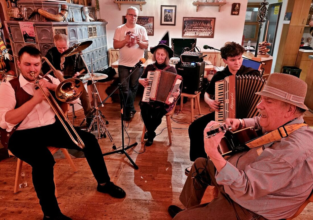 Weiden. Bei einem Musikantentreffen sorgten neun Musiker für eine ausgelassene Stimmung mit Tanz, nicht nur für Verliebte. Der Abend bot Faschingslieder und tanzbare Unterhaltung.