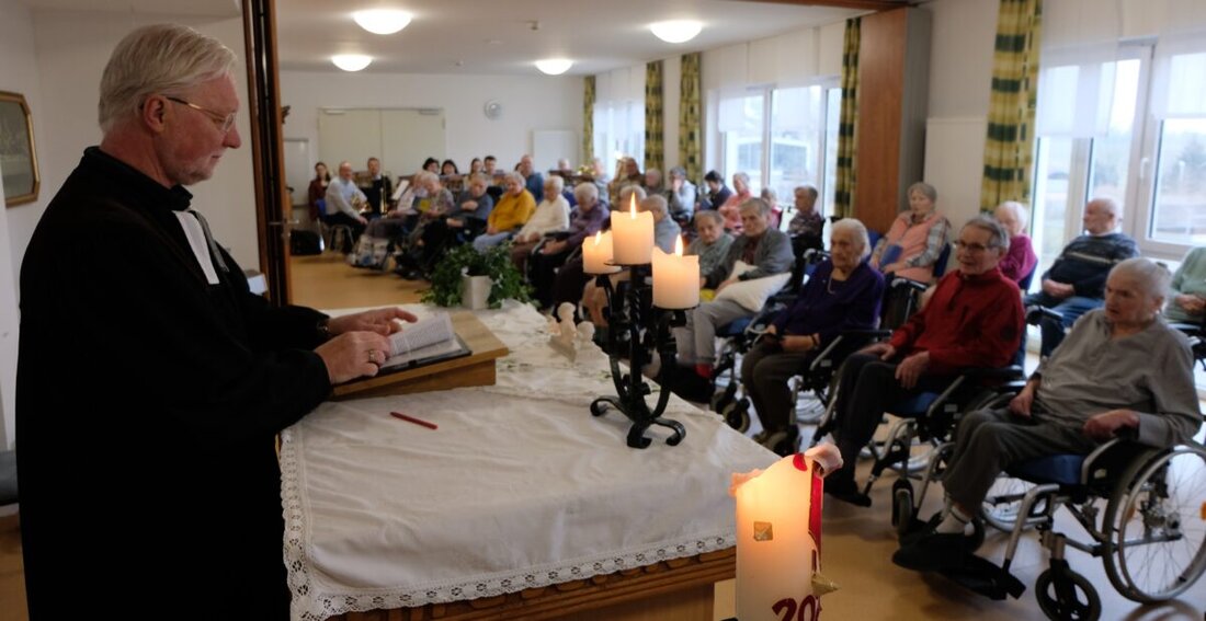 Floß. Der evangelische Posaunenchor bereitete den Heimbewohnern im Seniorenwohnheim "Am Reiserwinkel" am Sonntag eine besondere Freude mit ihrer Musik.