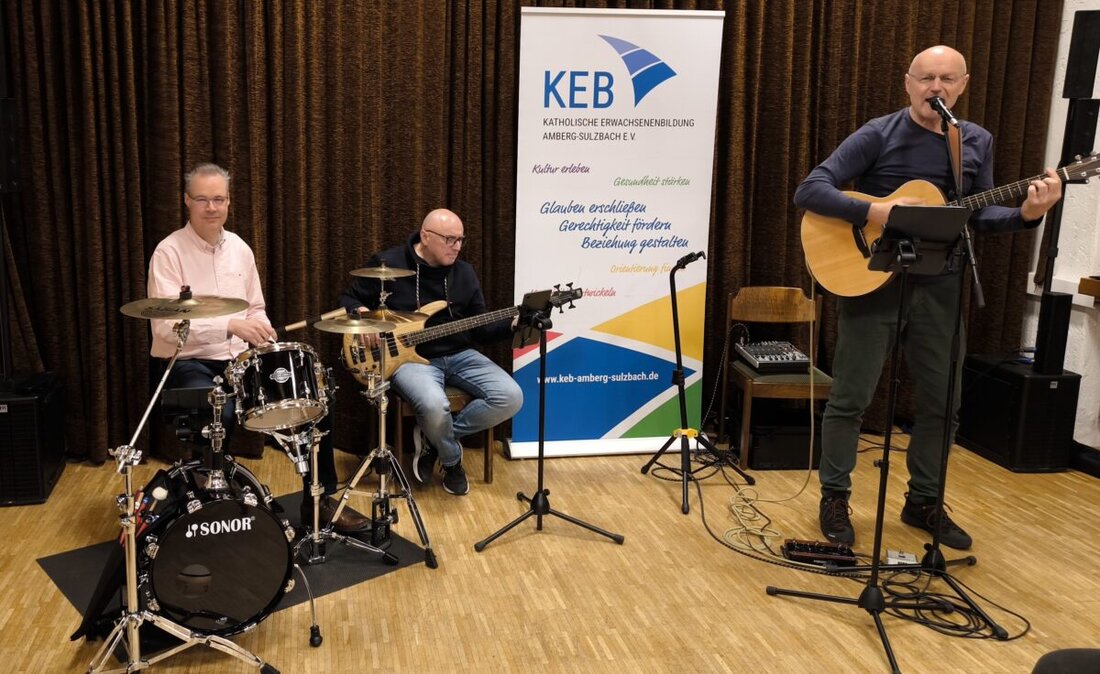 Amberg. Bei der "Liedertankstelle" der KEB Amberg-Sulzbach bekommen Musiker und Sänger neue Geistliche Lieder für Gottesdienste und Konzerte. Ein "Tankwart" stellt Lieder und Materialien wie CDs und Liederbücher vor.