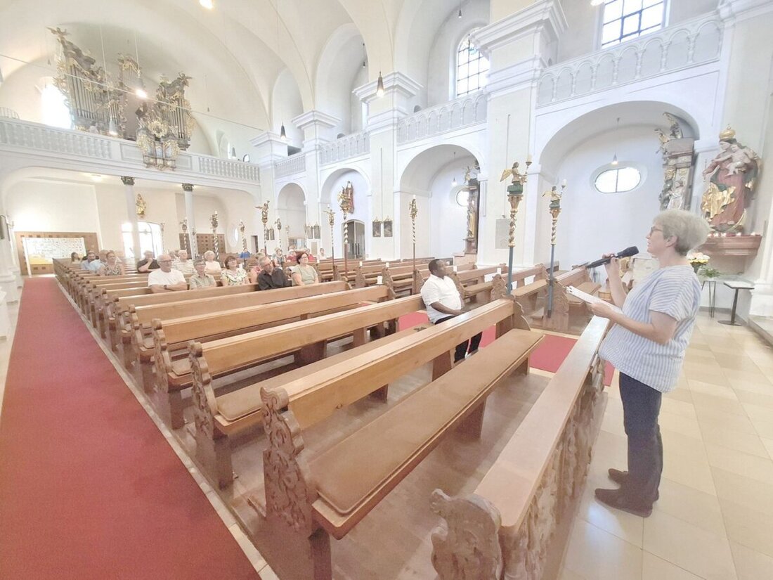 Eslarn. Zum 700-jährigen Bestehen der Pfarrkirche „Mariä Himmelfahrt“ erlebten Besucherinnen und Besucher eine besondere Führung, in der Geschichte, Glaube und Musik verschmolzen. Es führten Inge Kleber und Nicola Hummer.