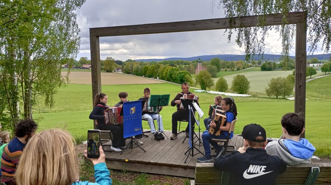 Moosbach. Am Sonntag, 17. Mai luden OWV und Musikschule zur musikalischen Wanderung vom Strehberg über Grub zur Wieskirche ein. Schüler spielten von Steirischer über Gitarren bis zur Orgel; zum Schluss gab es Kaffee und Kuchen.
