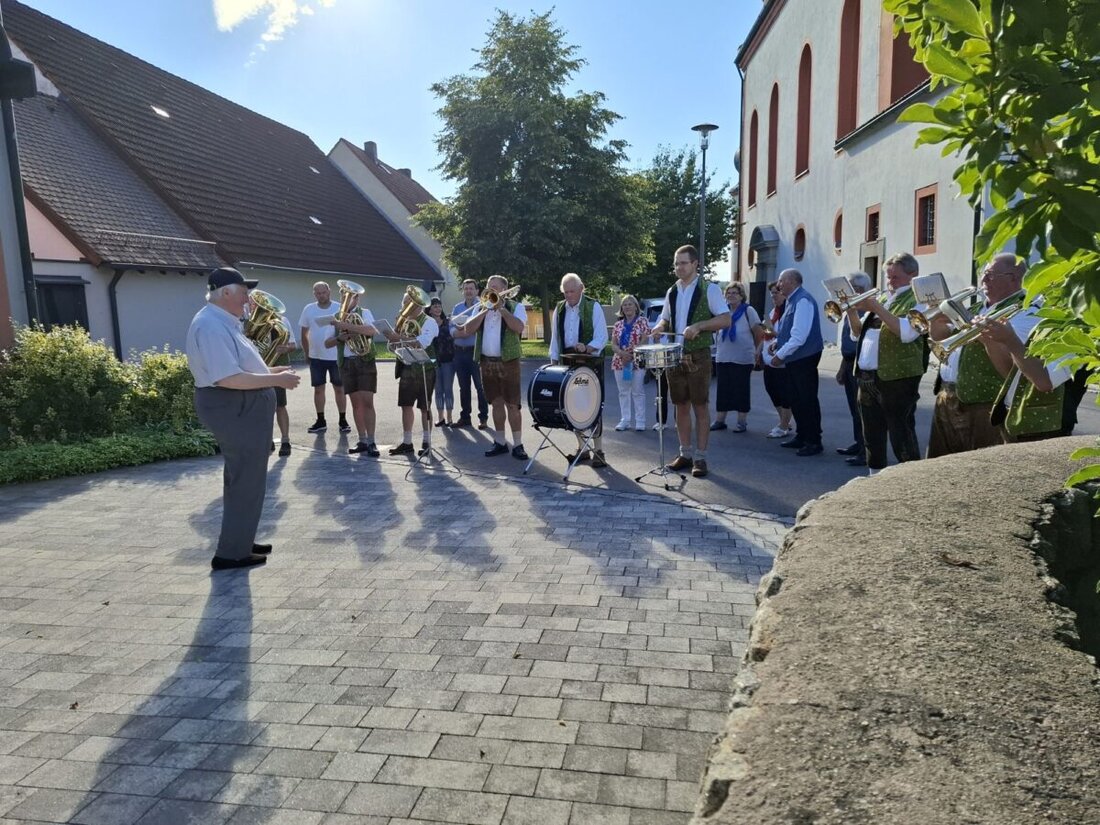 Eslarn. Pfarrer Erwin Bauer wurde zu seinem 70. Geburtstag von neun Musikern der Schloßberg-Kapelle und zahlreichen Gratulanten überrascht. Er dankte mit einem Umtrunk im Pfarrheim.
