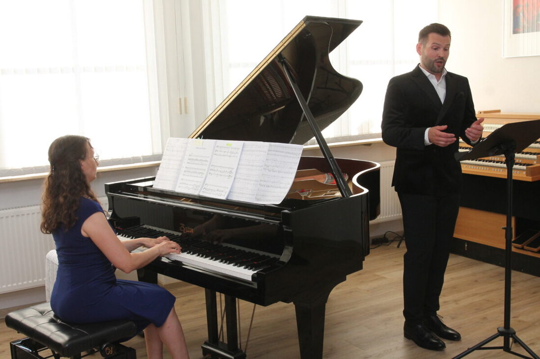 Georgenberg. Florian Neubauer und Susanne Schieder beeindruckten im Kultursalon mit einem Liederabend, der eine musikalische Reise durch die englische Liedliteratur bot. Das Publikum feierte die Darbietungen mit Standing Ovations und bekam zugabegen zwei weitere Lieder präsentiert.
