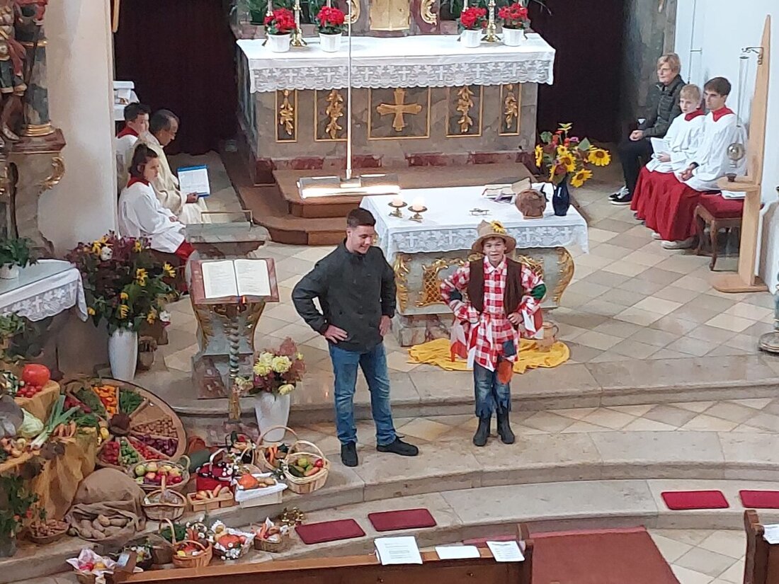 Parkstein. Der Erntedankgottesdienst in St. Pankratius war musikalisch, bunt und von einem Projektchor mitgestaltet. Kinder brachten Erntekörbchen, und Akteure dankten Bauern und Natur für die Früchte der Erde.