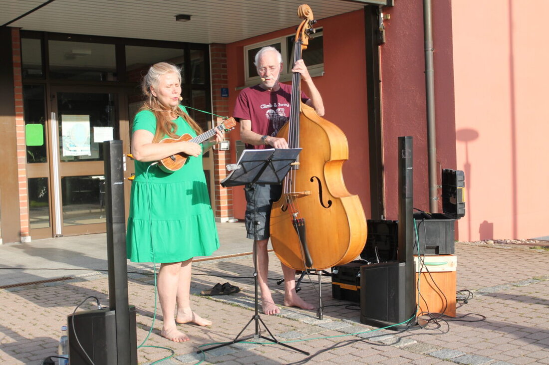 Waidhaus. Jana Věžníková und Johann Wagner von der "2-Cent-Band" begeisterten beim Auftakt der Waidhauser Sommerserenaden mit ihrer Musik. Mit Liedern rund um die Welt sorgten sie für eine gelungene musikalische Reise.