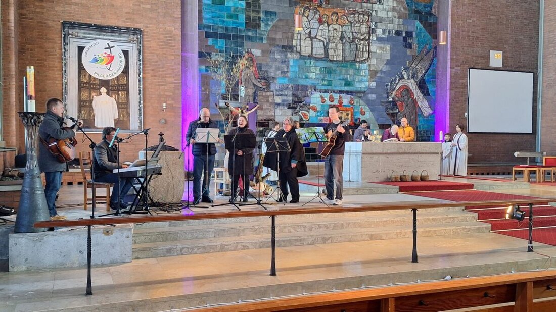 Grafenwöhr. „Morning has broken“, erklang es einfühlsam am letzten Sonntagmorgen, zu dem zahlreiche Besucher in die Friedenskirche kamen. „Auf Ihn sollt ihr hören“, lautete die Botschaft des Familiengottesdienstes, den Kaplan Ravindra Ponnapati zusammen mit Ruhestandspfarrer Hans Beyer zelebrierte.