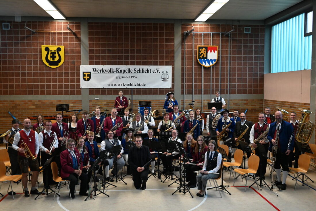 Schlicht/Amberg-Sulzbach. Über 200 Besucher genossen ein besonderes Konzert, bei dem sowohl die Werkvolkkapelle Schlicht als auch das Kreisorchester Amberg-Sulzbach auftraten.