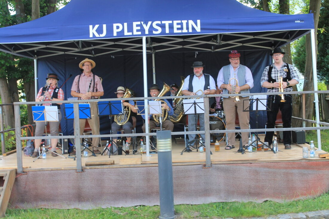 Waidhaus. Am 28. Juni fand in Waidhaus ein MusikantenNachmittag statt, der bei großartigem Wetter hohe Resonanz erfuhr. "D'Woihauser Straßenmusikanten" und die Band "Tropics" sorgten für beste Unterhaltung und Tanzfreude.