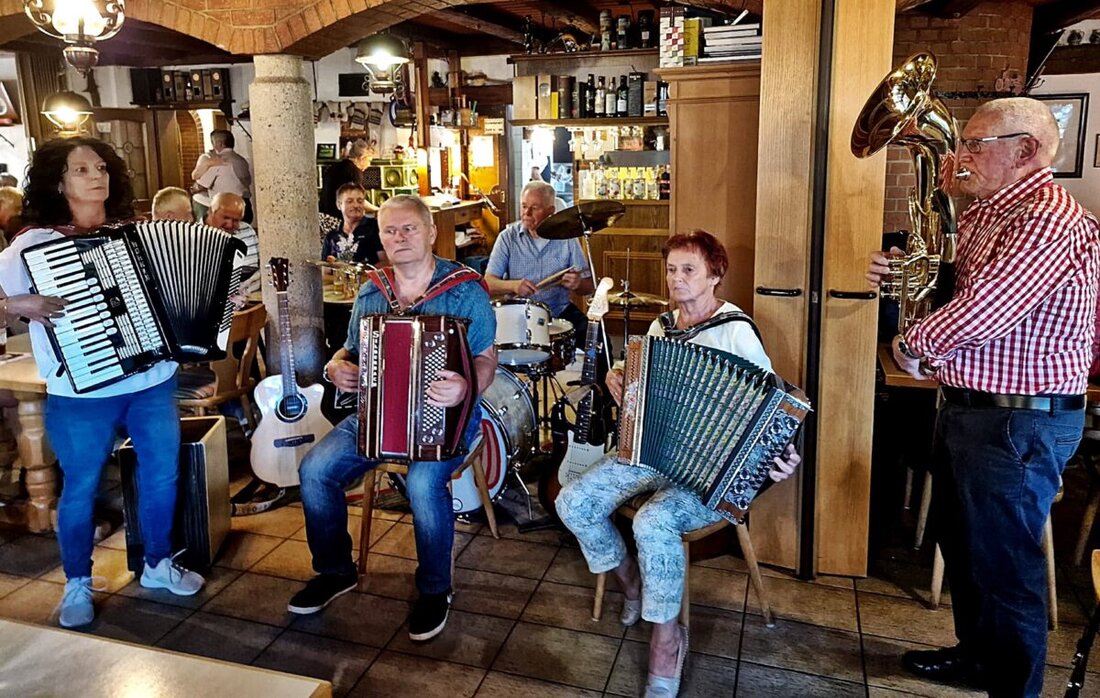 Weiden. Das Musikantentreffen der Nordoberpfälzer Musikfreunde machte das Gasthaus Alter Schuster ab 19 Uhr zum Publikumsmagneten. Elf Musiker begeisterten mit Volksmusik, Schlagern und Egerländer Klängen.