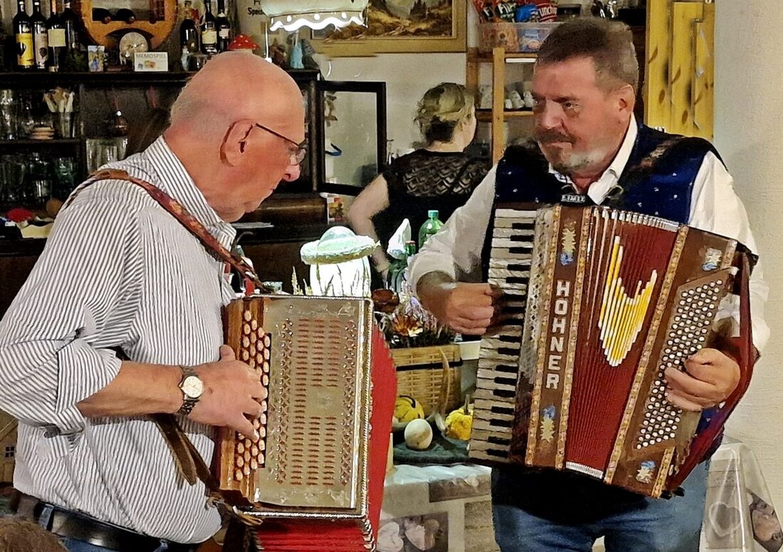 Weiden. Die Nordoberpfälzer Musikfreunde begeisterten wieder mit ihrem traditionellen Musikantentreffen „Unterm Zoiglstern“, diesmal in der Zoiglstubn „Zum Glöckerlbauer“. Livemusik, Geselligkeit und ein breitgefächertes Repertoire sorgten für ausgezeichnete Stimmung.