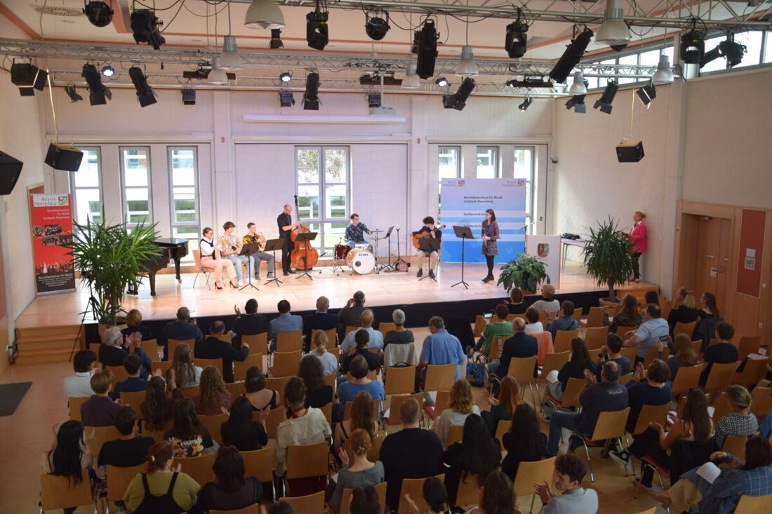 Sulzbach-Rosenberg. 32 junge Menschen wurden nach intensiver Ausbildung an der Berufsfachschule für Musik in den Beruf entlassen. Musikalische Darbietungen von Absolventen rundeten die Entlassfeier ab.