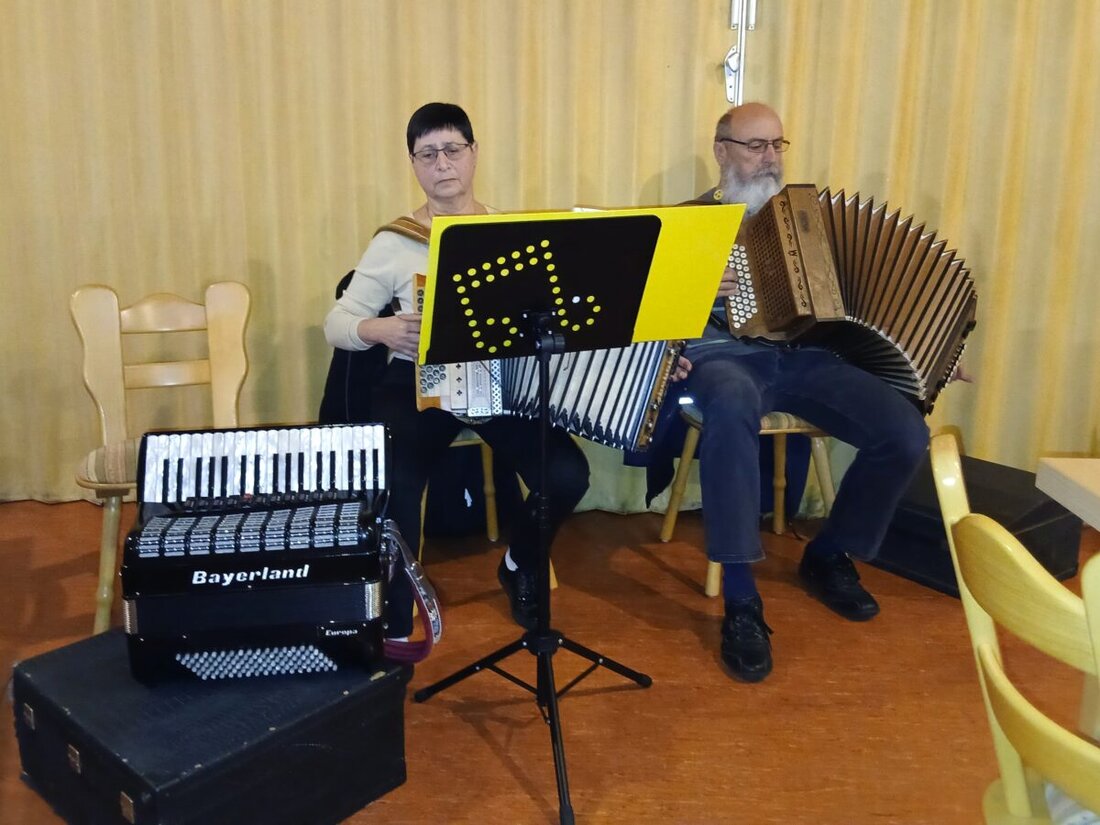 Maxhütte-Haidhof. Am 20. November lud der Seniorenbeirat zu einem Nachmittag mit Musik ins FC Sportheim ein. Die Leonberger Bierfilzlmuse spielte, Gäste sangen mit; rund 30 Seniorinnen und Senioren genossen Stimmung und Bewirtung.