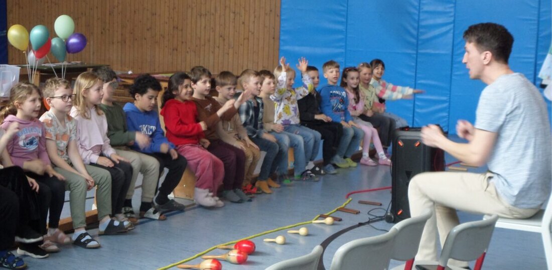 Etzenricht. Musiker und Ex-Schüler Sandro Augustin leitete ein Musikprojekt in der ersten Klasse der Ludwig-Meier-Grundschule. Bei der Aufführung riss der Song Si ma ma kaa alle mit; eine Fortsetzung ist geplant.