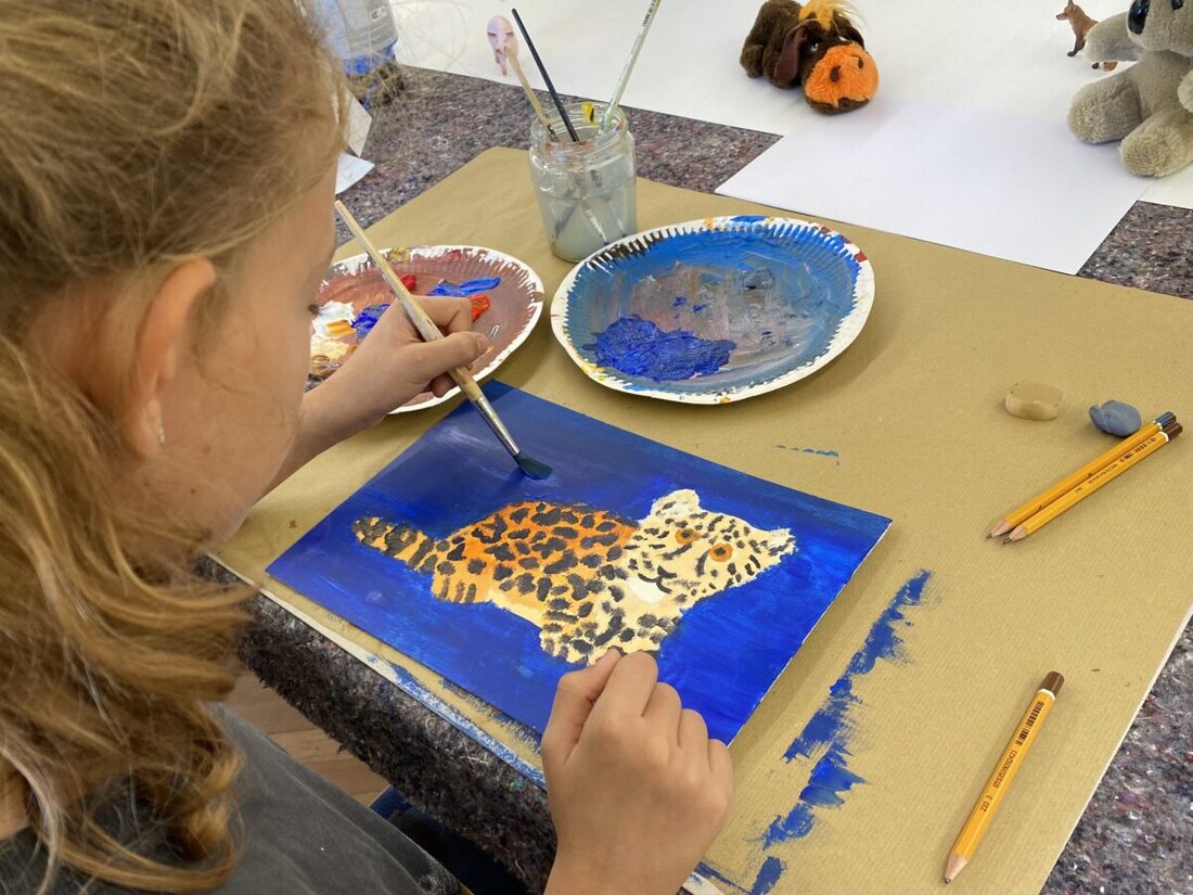 Sulzbach-Rosenberg. Die Städtische Sing- und Musikschule führt 2026 ihr Pilotprojekt Ferien-Kunstschule fort. Acht Ferienkurse für Kinder und Jugendliche entstehen mit Evi Steiner-Böhm und fördern Kreativität.