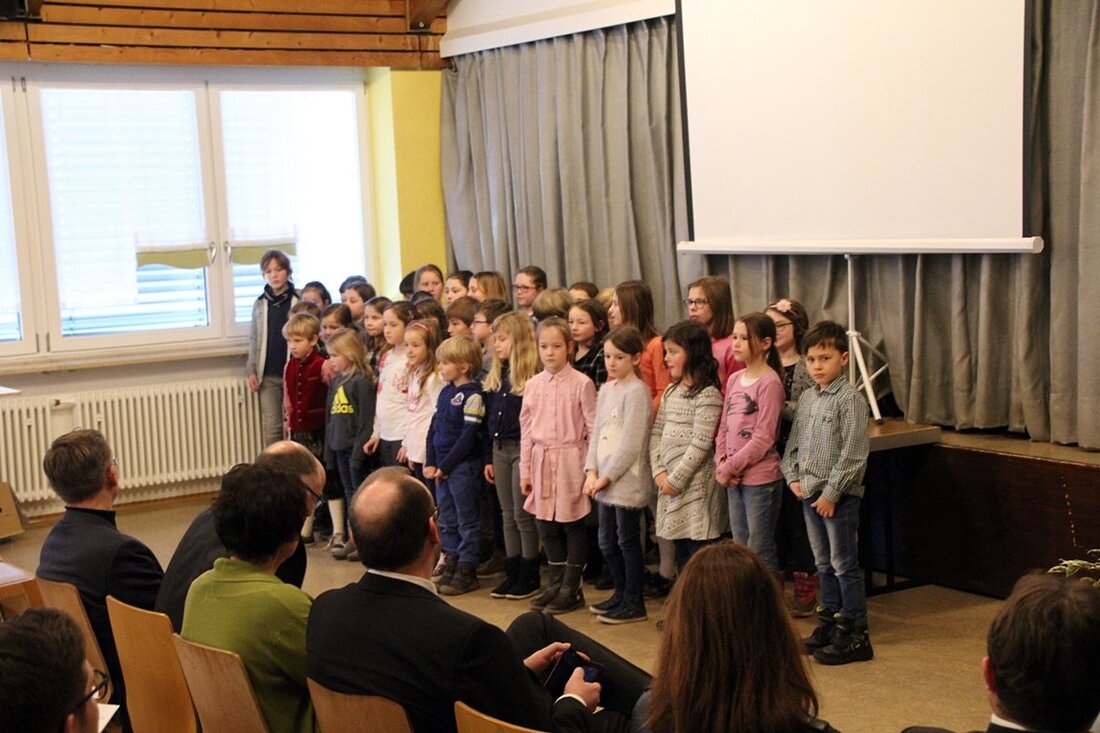 Speinshart. In Speinshart ging jetzt ein “langgehegter Wunsch in Erfüllung”, wie Bürgermeister Albert Nickl bei der Eröffnung der Offenen Ganztagsschule zugab. Nach fast drei Jahren ist das Projekt jetzt abgeschlossen. [&hellip;]