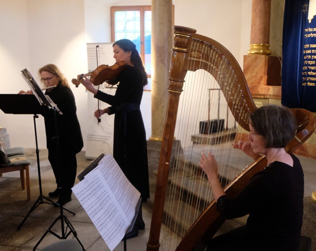Floß. Bei einer Benefizveranstaltung in der Synagoge begeisterten Harfe, Flöte, Viola und Wolfgang Göldner das Publikum mit Musik aus vier Jahrhunderten. Die eingegangenen Spenden wurden der BRK-Gruppe Floß gespendet.