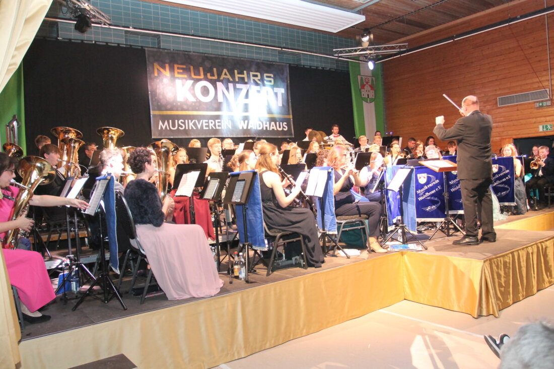 Waidhaus. Das Große Vereinsorchester präsentiert sich zum Auftakt der Neujahrs- und Jubiläumskonzerte in Bestform. Das Publikum in der bis auf den letzten Platz besetzten Turnhalle quittiert den Auftritt mit Beifallsstürmen.