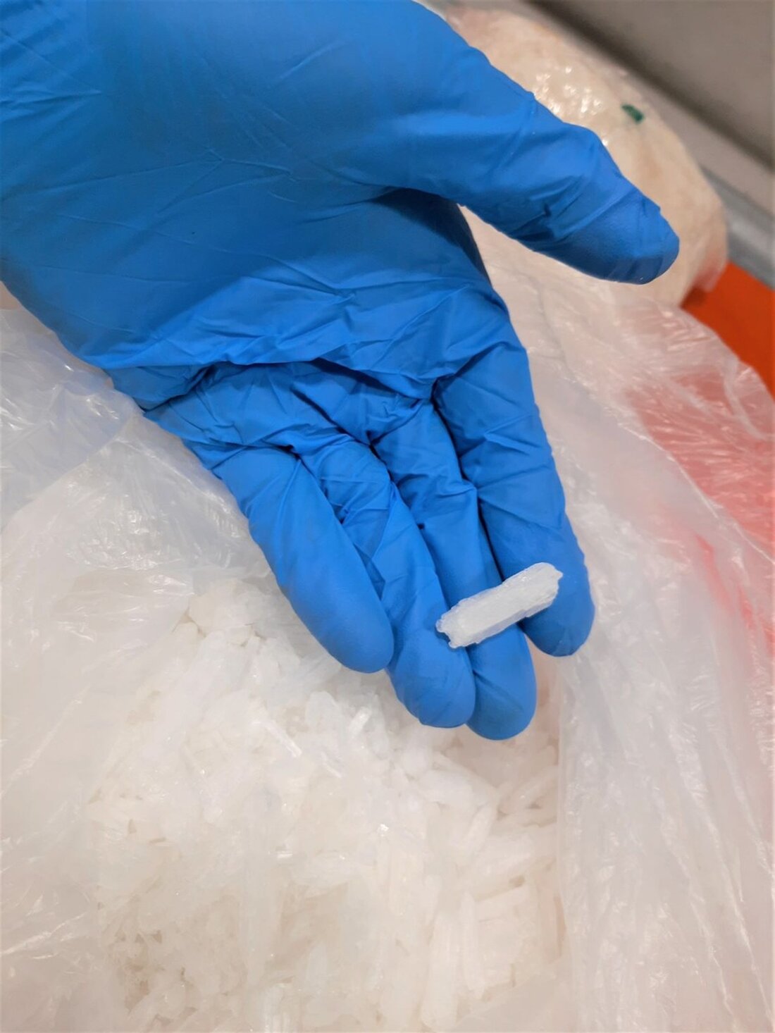 Pleystein. Über 7,6 Kilogramm Crystal (Methamphetamin) sind in einem Auto bei einer Kontrolle auf der Autobahn A6 entdeckt worden. Ein 35-jähriger Niederländer ist in U-Haft. 