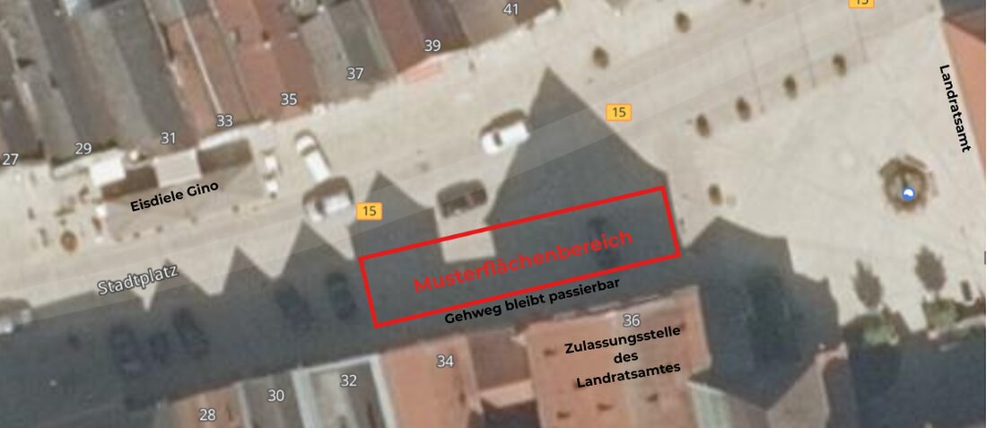 Neustadt/WN. Ab Kalenderwoche 43 entsteht am Stadtplatz eine Musterfläche, die zeigt, wie die künftige Sanierung wirken soll. Der Gehweg bleibt nutzbar, während Regierung der Oberpfalz und Denkmalschutz die Ausführung prüfen.