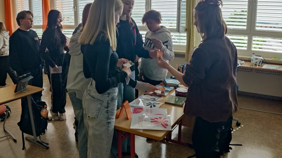 Erbendorf. An der Mittelschule Erbendorf fand eine Autorenlesung mit Luna Winkler statt, die das Buch "Allein in der Wildnis" vorstellte und das Thema Mut beleuchtete.