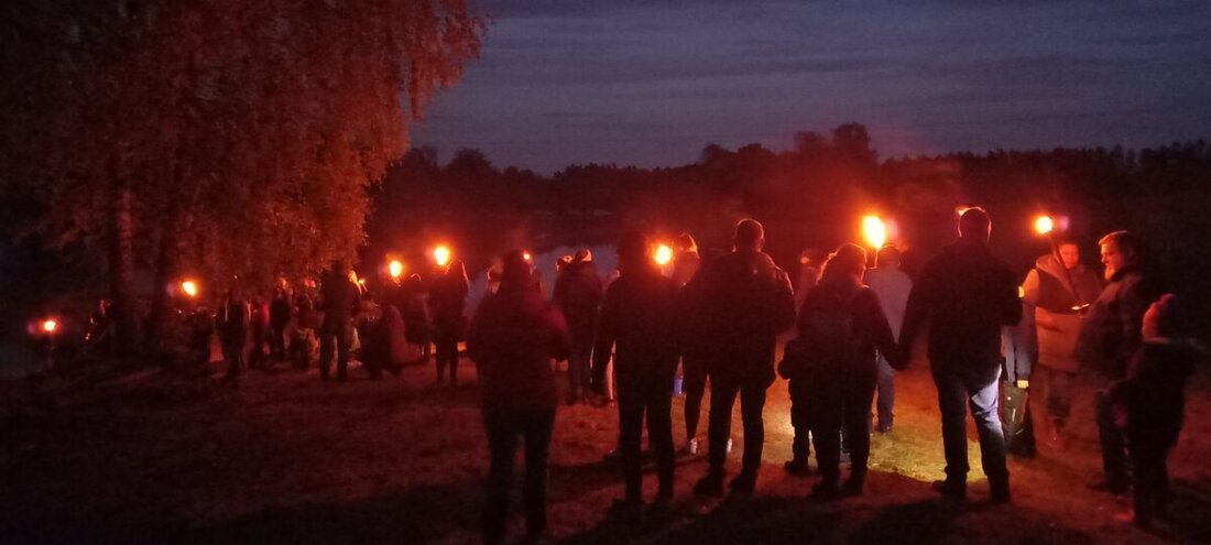 Muckenthal. Mutige Teilnehmer erkundeten bei der Geisterstunde entlang der Waldweiher und genossen danach Lagerfeuer und Grillspezialitäten.