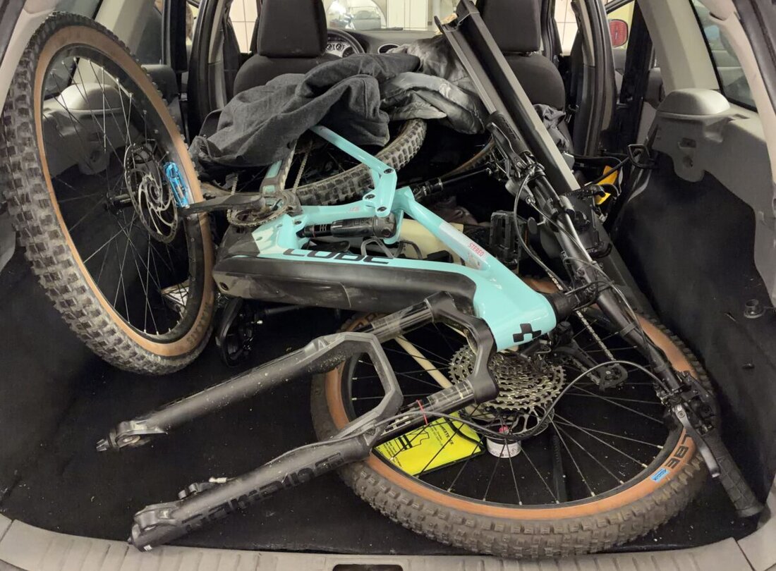 Waldsassen. Bei einer Kontrolle entdeckten Polizisten in einem Auto zwei E-Bikes und Aufbruchswerkzeug, die einem Diebstahl in Obertraubling mit 10.000 Euro Schaden zugeordnet sind. Er sitzt in Untersuchungshaft.