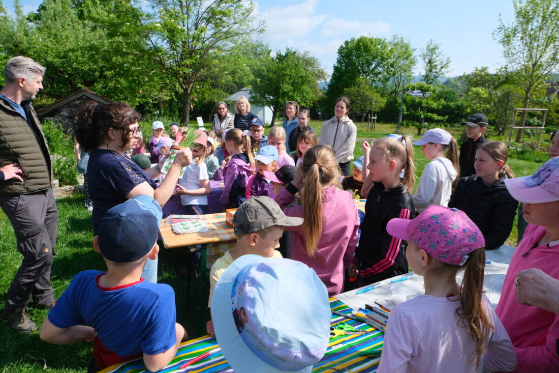 Floß. Im Kreislehrgarten bastelten Kinder fürs Muttertagsfest kreative Kräutertöpfe und erlebten Spiel und Natur. Die Gartenkrähen des OGV zählten mit 47 Teilnehmenden einen neuen Rekord und viel Freude.
