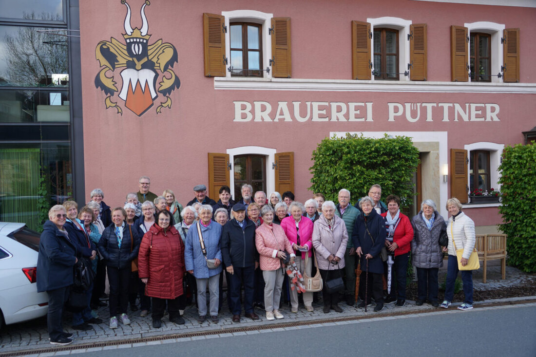 Weiden. Der Frauenbund St. Johannes und Herz Jesu unternahm zum Muttertag einen Ausflug nach Schlammersdorf. Nach Maiandacht und Kirchenführung genossen die Teilnehmer Brotzeit und Zoigl im Brauerei-Gasthaus Püttner.
