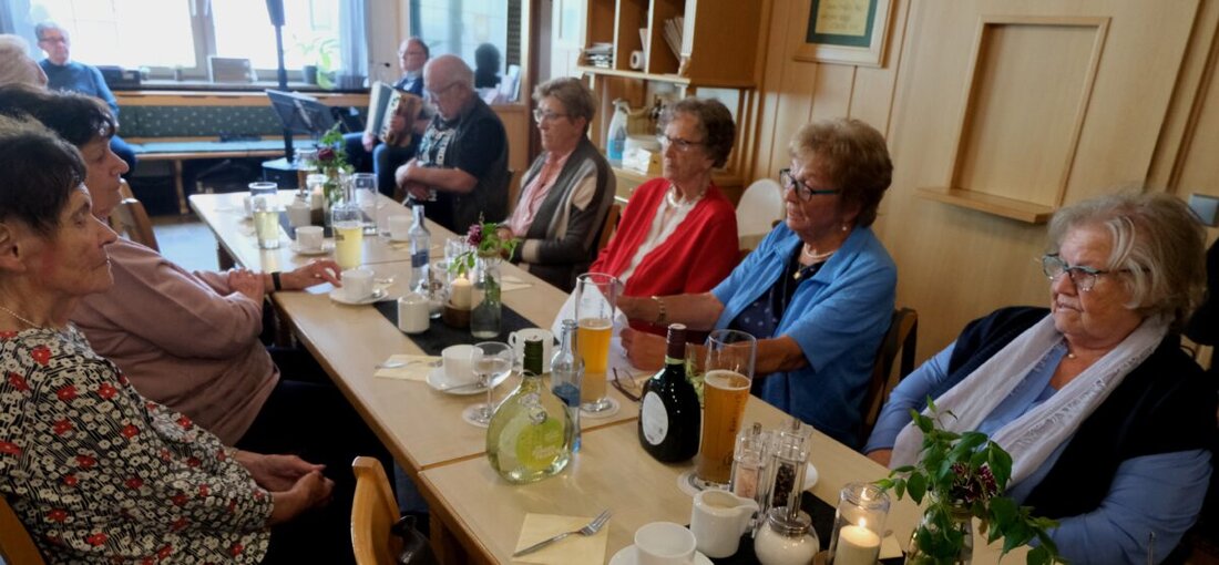 Floß. Bei der Muttertagsfeier des AWO-Ortsverbands im Weißen Rössl kündigte Vorsitzender Karl Tabert seine Kandidatur an. Die Jahreshauptversammlung folgt am 8. Oktober um 14 Uhr; am 15. Juli ist eine Tagesfahrt geplant.