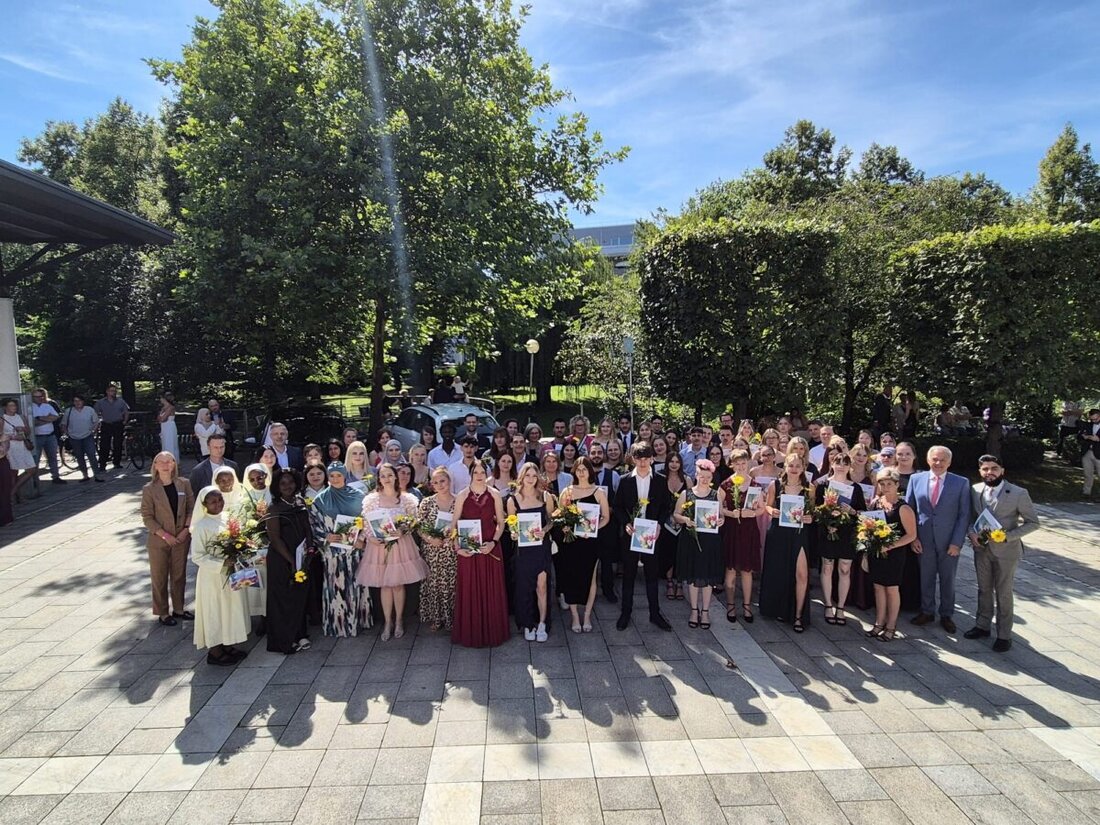 Weiden. Die KNO und die Akademie NEW LIFE haben Auszubildende im Pflegebereich feierlich verabschiedet, wobei viele von ihnen weiterhin bei der KNO tätig bleiben. In der Max-Reger-Halle wurden 72 Absolventen ausgezeichnet, die in verschiedenen Pflegebereichen ihre Ausbildung erfolgreich abgeschlossen haben.