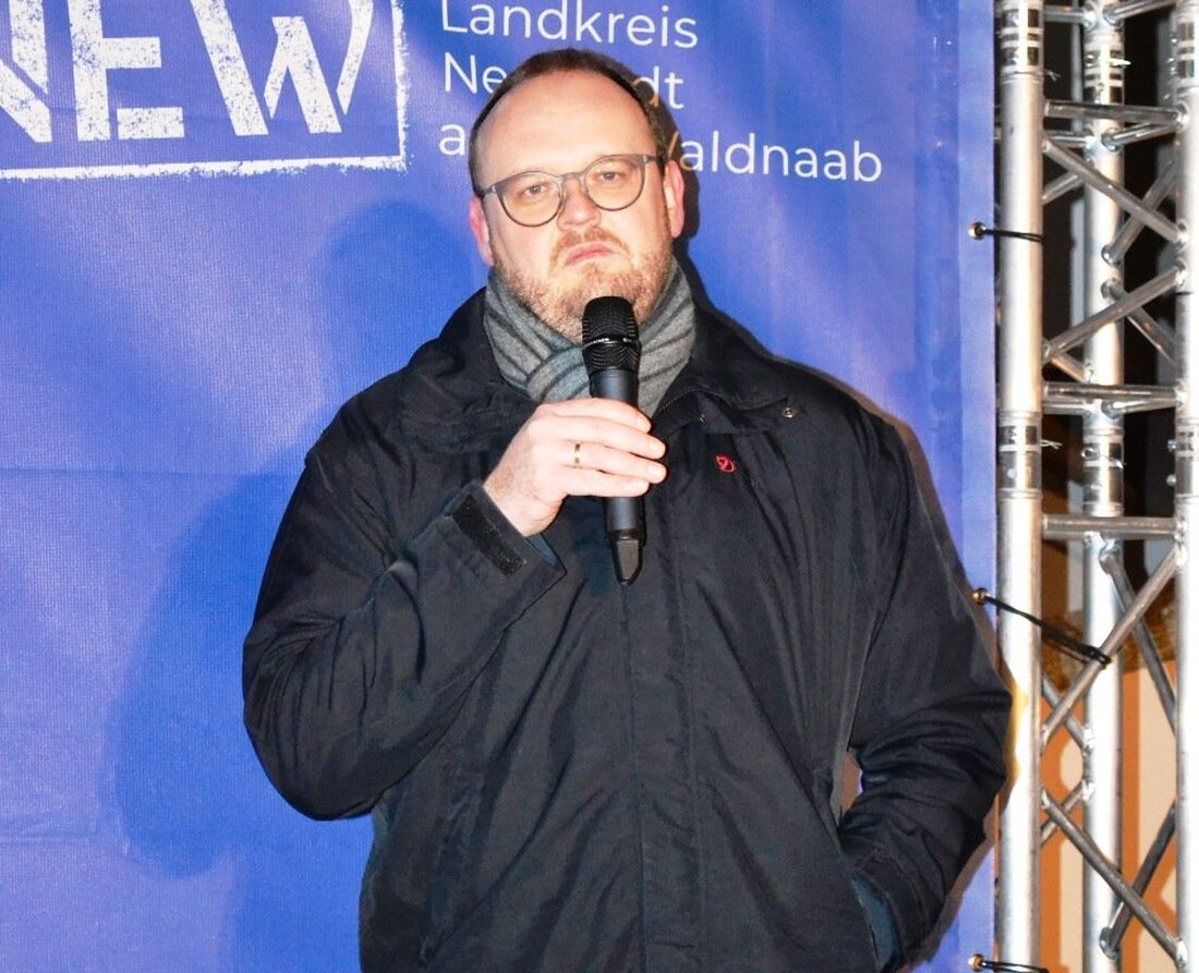 Neustadt/WN. Landrat Andreas Meier ist stinksauer: Tennet plant für den Süd-Ost-Link wesentlich breitere Trassen als bisher angegeben. Damit bricht das Unternehmen ihr Versprechen, meint Meier. Von Udo Fürst „Ich wehre mich [&hellip;]