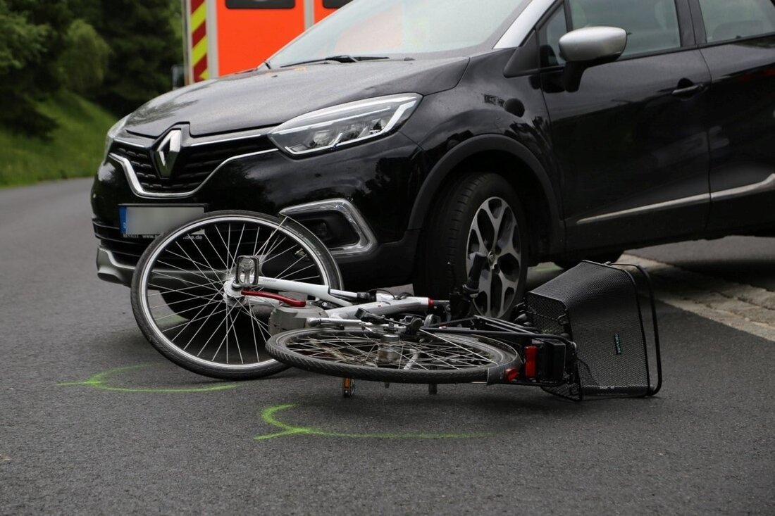 Neusorg. Zwei Frauen kommen nach einem Unfall in Neusorg ins Krankenhaus. Eine Autofahrerin hatte eine Radfahrerin übersehen. 