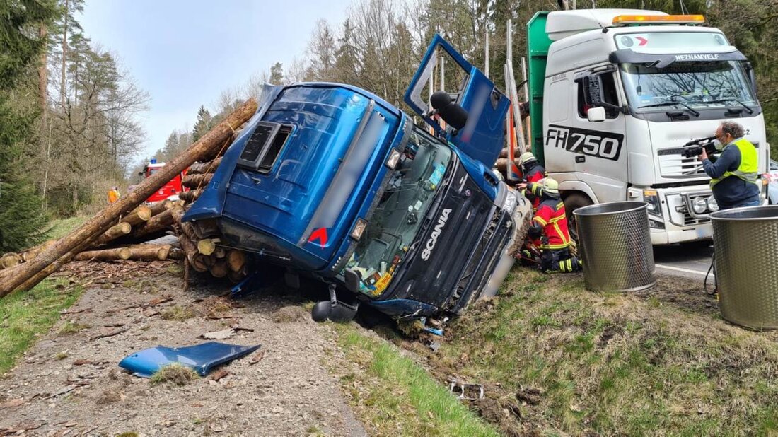 Mitterteich/Leonberg. Ein Holztransporter auf der B15 ist im Graben gelandet. 